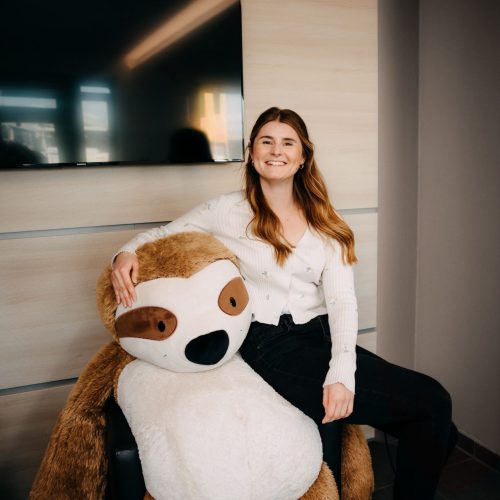 Frau mit großen Plüschtier