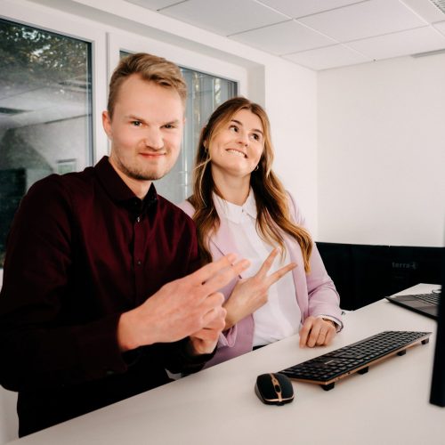 Mann und Frau sitzend vor Computer