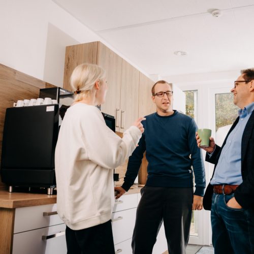 Zwei Männer und eine Frau in Teeküche